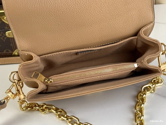 LOUIS EAST POCHETTE METIS VUITTON WEST 0131